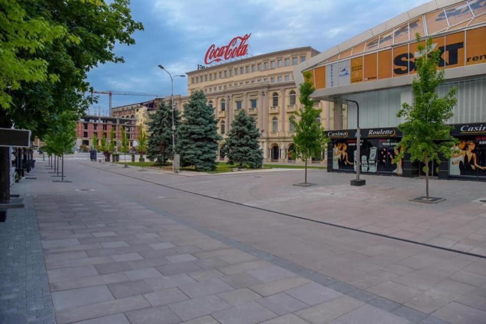 Hotel Room City Square With Great View No Parking Skopje Bagian luar foto